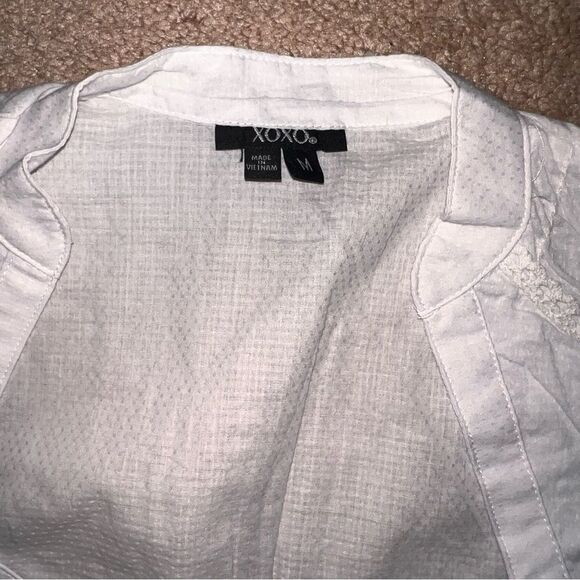 XOXO White Button-Up Sleeveless Peplum Blouse - Picture 4 of 8